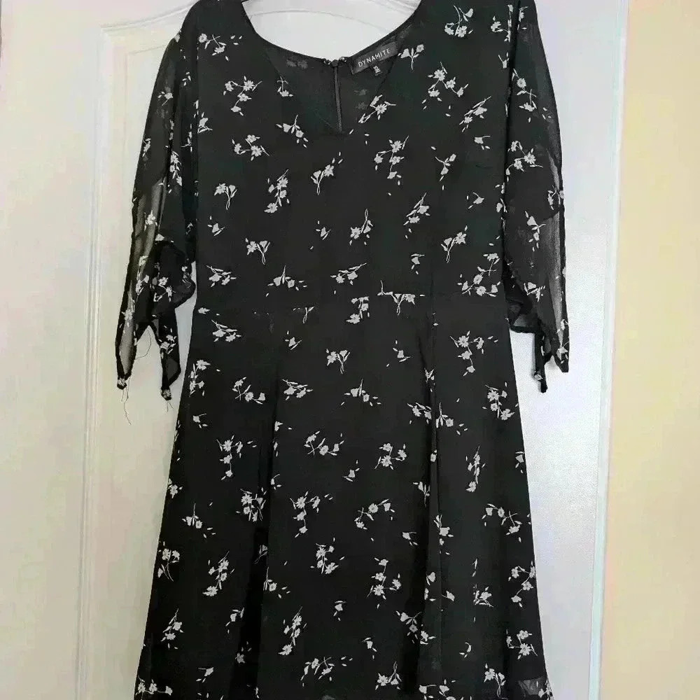 Dynamite size Large black dress with white flowers